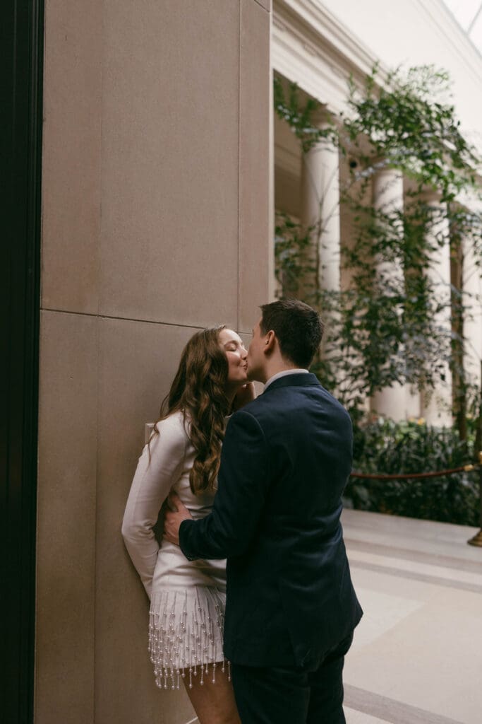 Intimate kiss in the National Gallery of Art garden